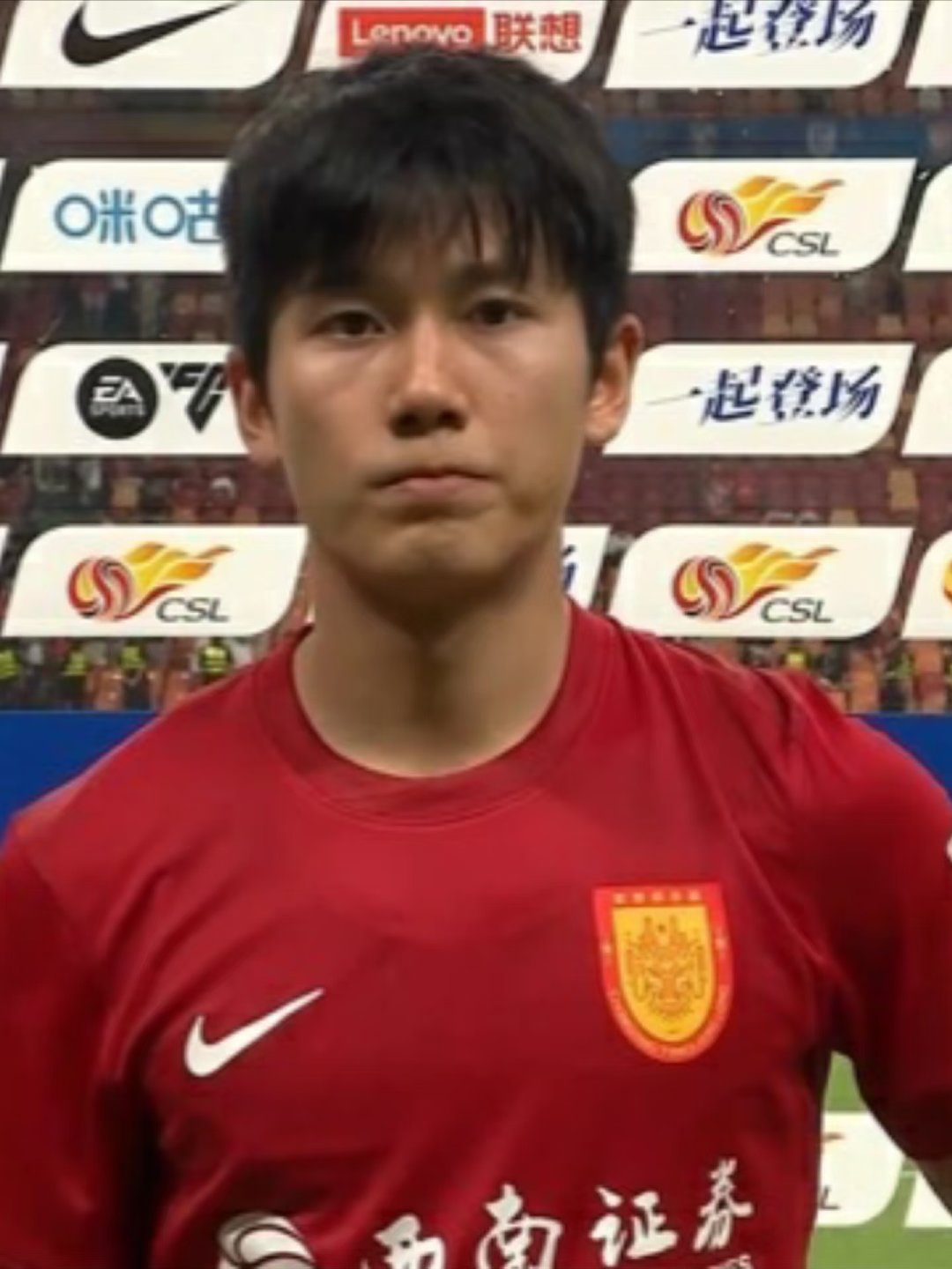 足协杯1/4决赛，铜梁龙对阵云南玉昆，U23主帅安东尼奥现场观赛考察球员。队长向