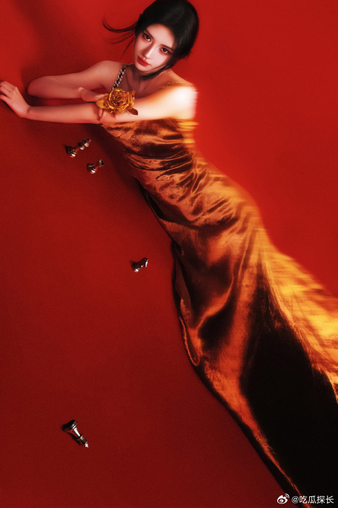 鞠婧祎丝绒吊带鱼尾裙鞠婧祎元宵节大片来了，没办法不吃她的颜。鞠婧祎鎏金丝绒长裙