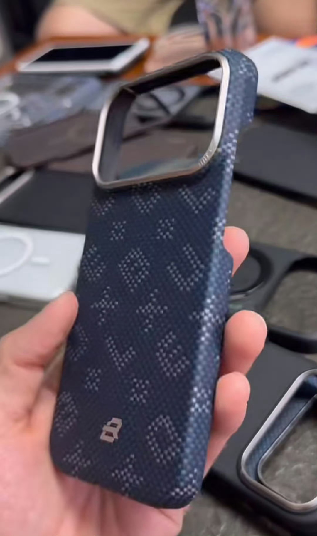 iPhone  17 Pro Max 的手机壳已经开始打样出货了，这大开孔是真丑