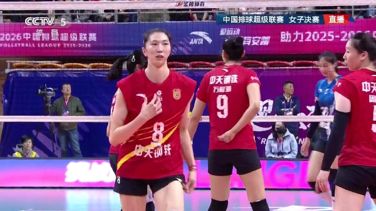 排超决赛首回合：江苏女排3-0横扫上海 抢占夺冠先机，江苏女排多点开花奠定胜利基