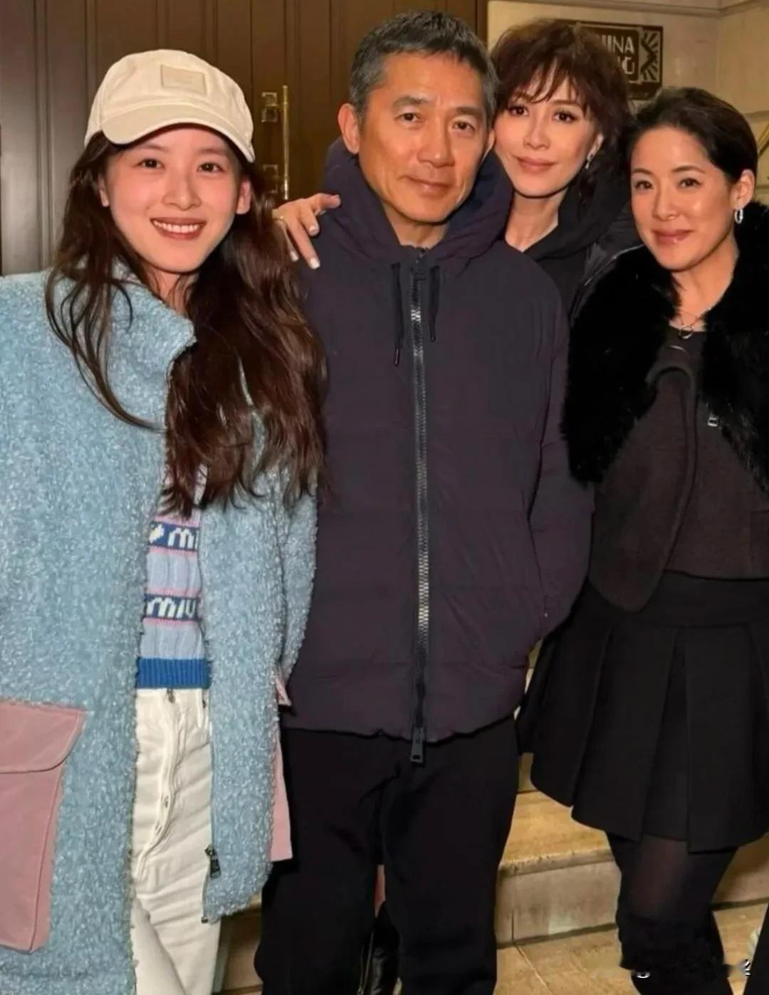 章泽天与影坛巨星梁朝伟同框亮相。32岁的她，婚后依旧保持着青春的模样，几乎未见岁