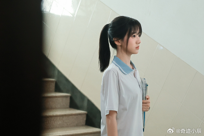 好想用包上恩的脸度过学生时代真的想借包上恩这张脸重走学生路，清纯氛围感直接戳中校