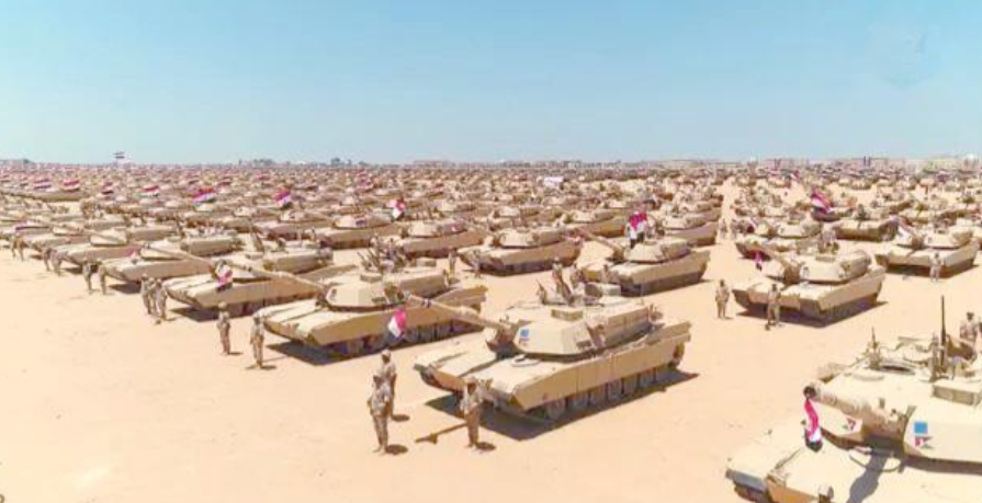 大战一触即发！埃及4万士兵集结西奈半岛，中式武器有望再成赢家。8月22日，西方媒
