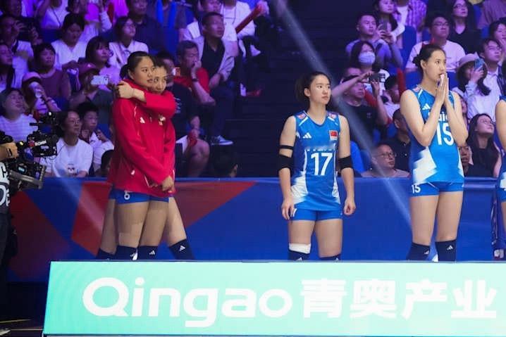 “女排精神就是要扛起身上的担子”——龚翔宇当龚翔宇右脚脚踝裹着厚厚的冰袋，在志愿
