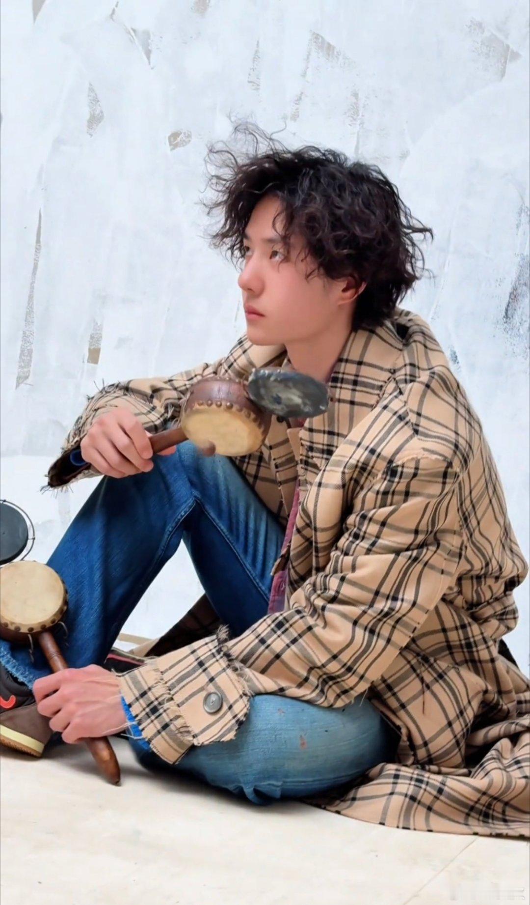 请欣赏，王婴俊王一博杂志素颜wyb王一博t锦绣12月刊封面