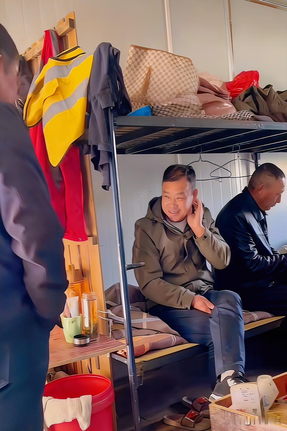 大年初十出来，还没找到工作，
还没出正月，好多人又返程回老家了。

一间简易工地