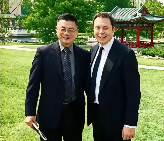 马斯克唯一服软的中国人！这位上海学霸，30 年前就赢了他。

谁能想到，在全球商