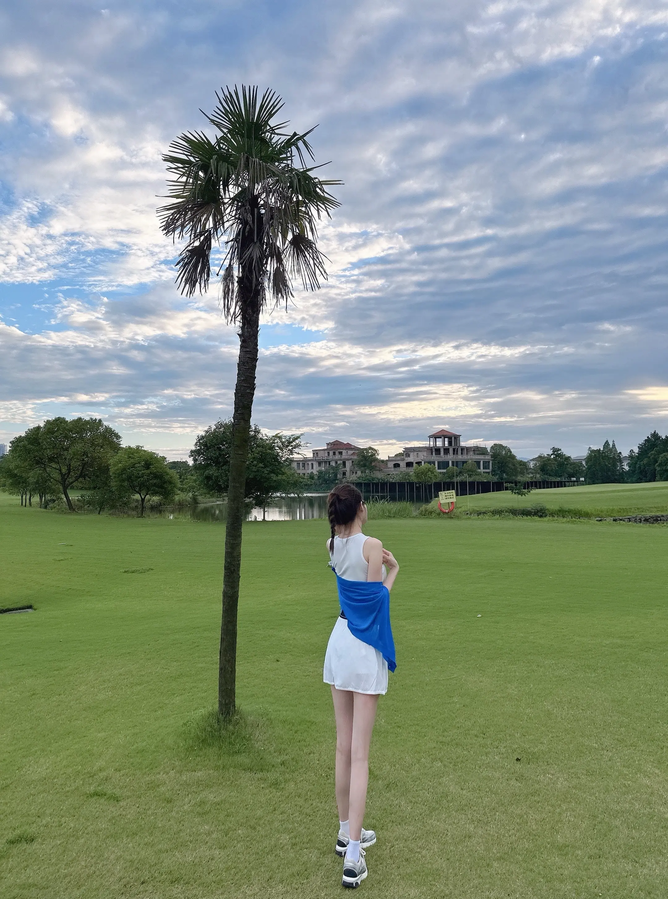 蓝天、绿草.好心情.尽情享受下午时光