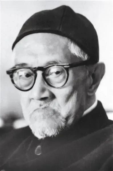 一次，某学生与梁漱溟夫妇同坐一趟火车，见其一路无话，就凑过去搭话，说旅途嘛，总该