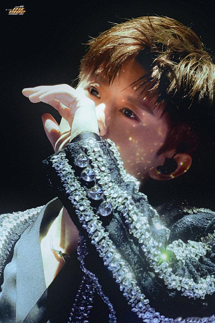 张杰演唱会置景 张杰未LIVE巡回演唱会 张杰新春场舞美好有创意！把家搬上舞台，