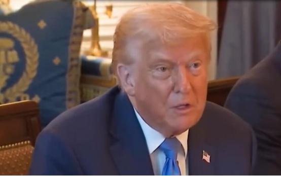 美国总统特朗普19日签署行政令，要求对“非公民”在美银行业务施加更多审查。
 