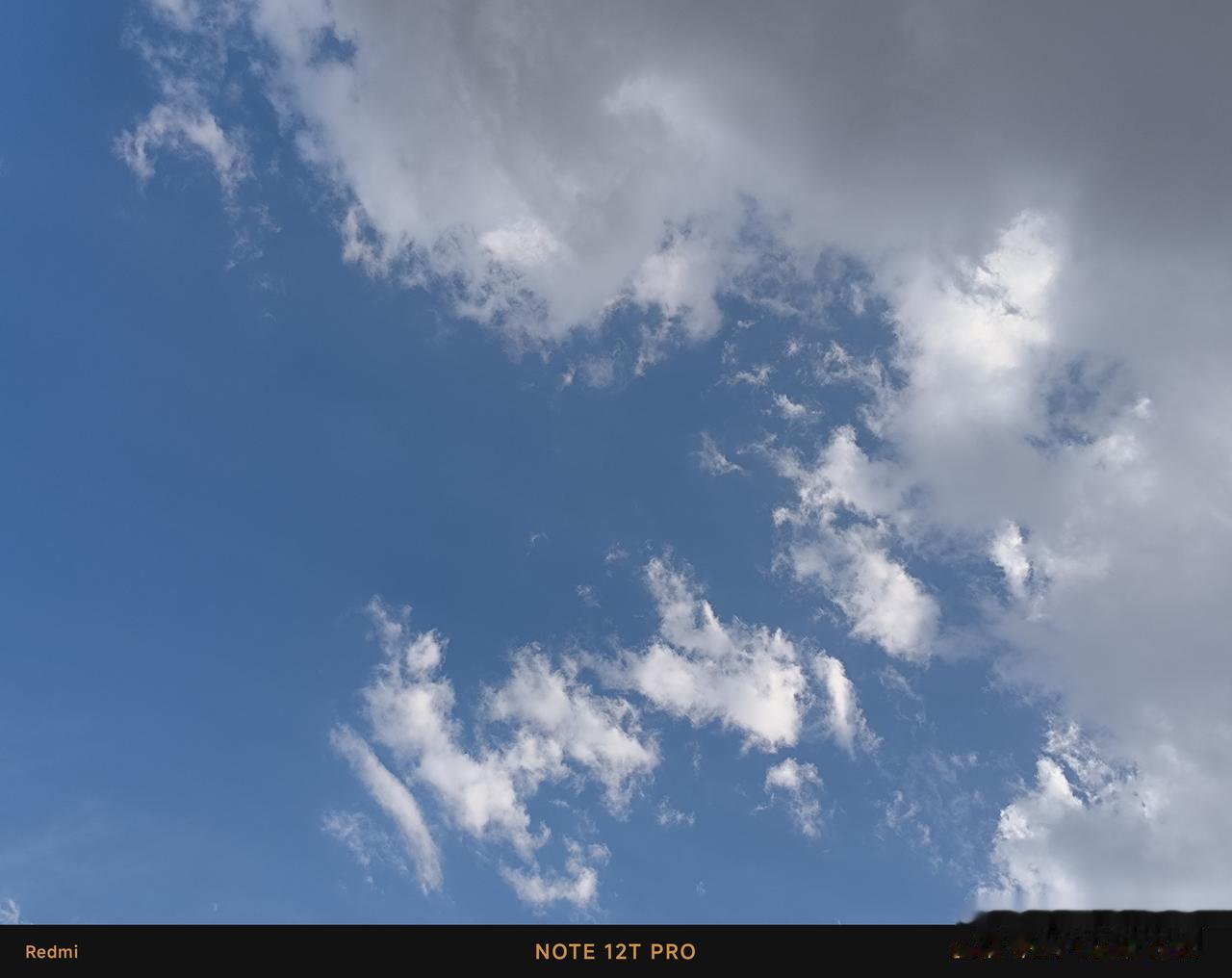 流云随着夏日的风飘一会儿，花草也随风摇曳，暖暖地吹过耳朵，轻轻说着你和我的夏天[