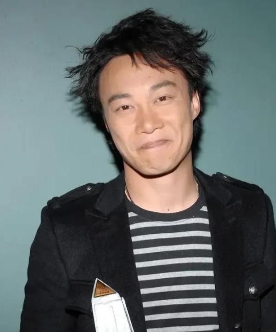 陈奕迅在泰国开演唱会，我发现了三个挺有意思的现象：1.王星事件一出，陈奕迅演唱会