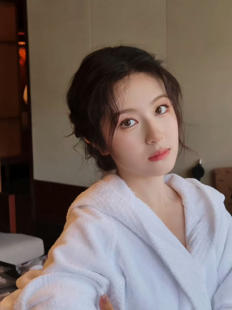 这个漂亮的小女孩是不需要卧蚕的。。。。。。 