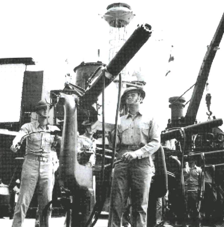 1941年底美国海军陆战队员在AG-17 Wyoming（原BB-32）怀俄明号