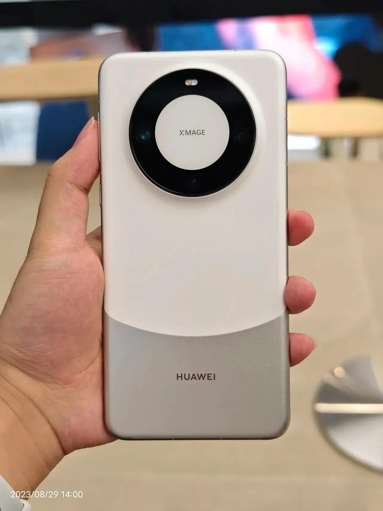 朋友去线下买了台华为Mate60 Pro，6999元到手，没有加价，还找我吹嘘，