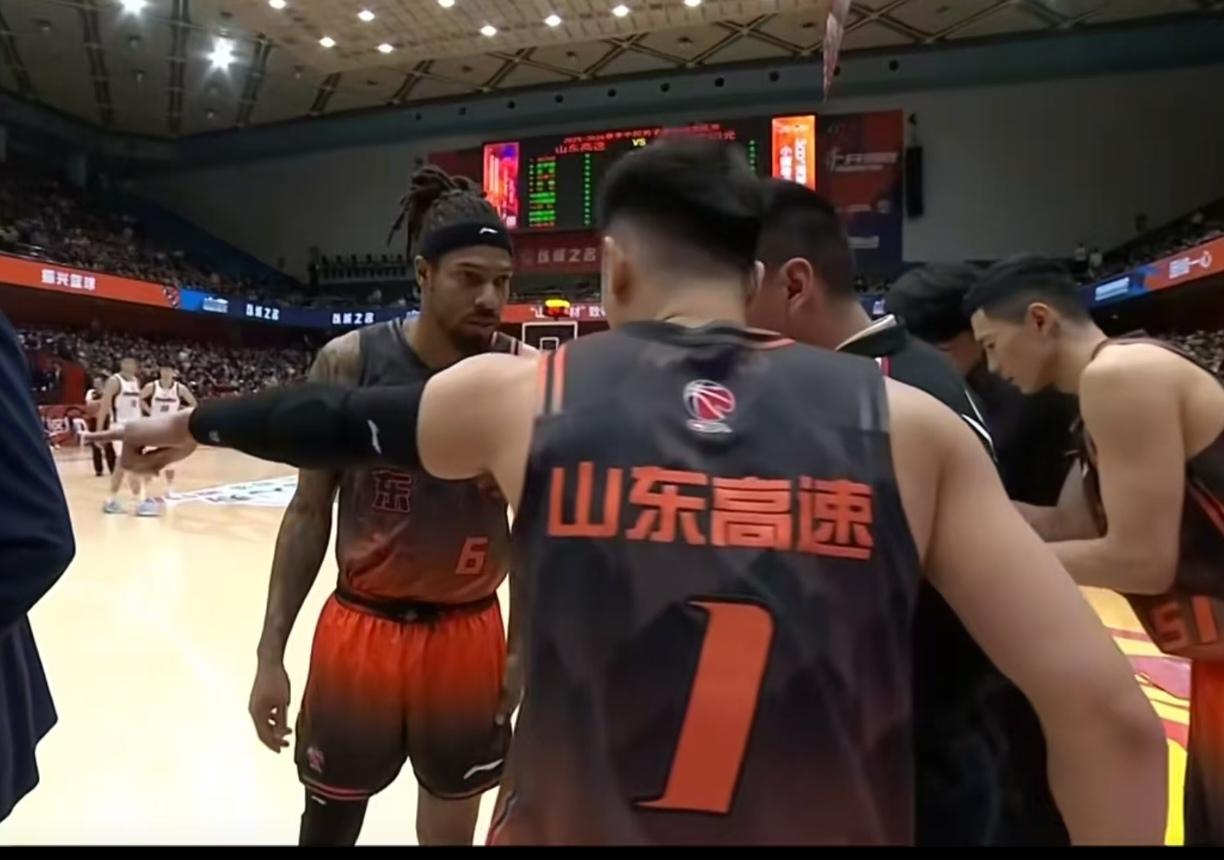 山东男篮99:86大胜广东， 给球员评分：
 1，高诗岩10分，出战32分钟，1