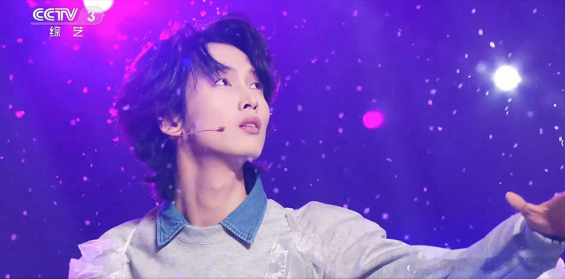 谢娜说贾冰看陈宥维表演有破碎感 贾冰看陈宥维表演，那表情丰富得能演一部剧！从困惑