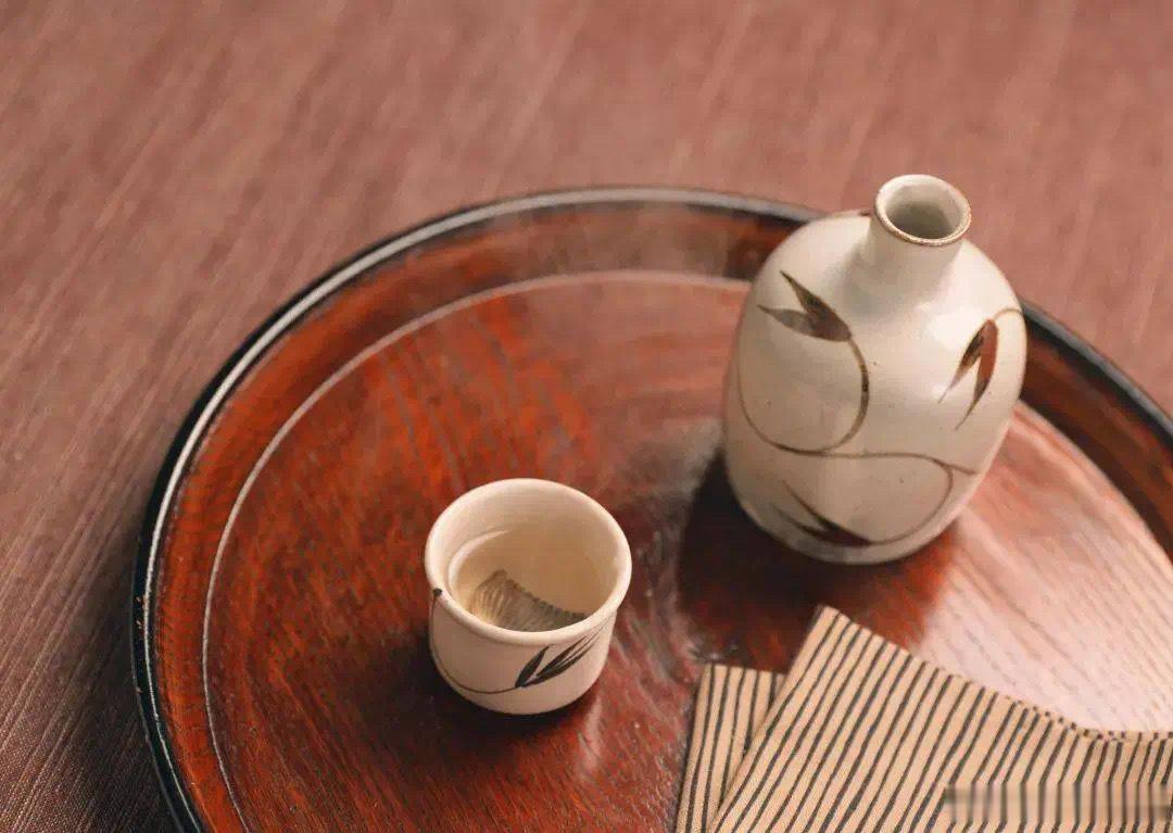 茶酒醒世箴·默斋主人原创七言醒世箴言卷首总引浮世奔波名利缠，清茶一盏解尘烦。不须