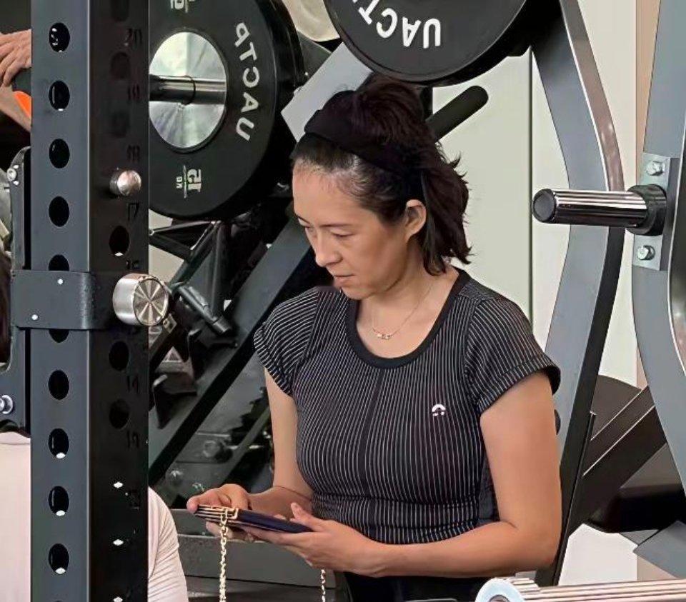 章子怡这不是状态不好，一个快50的女人，不化妆就是这个样子的。

我觉得现在人拍