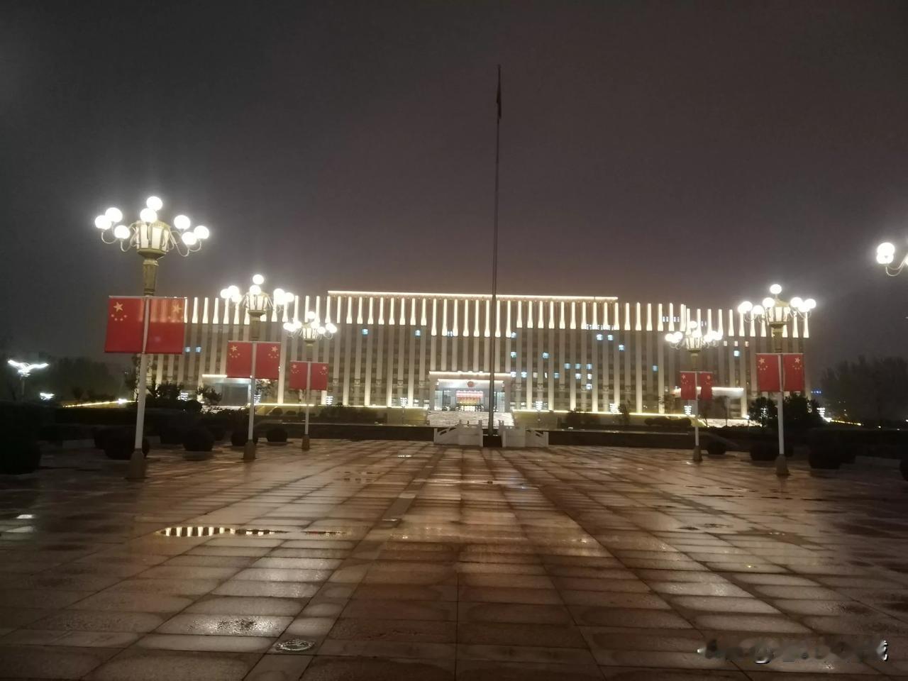 2024年10月13日，呼和浩特全天烟雨蒙蒙似江南，偶遇夜幕下的呼和浩特市政府大