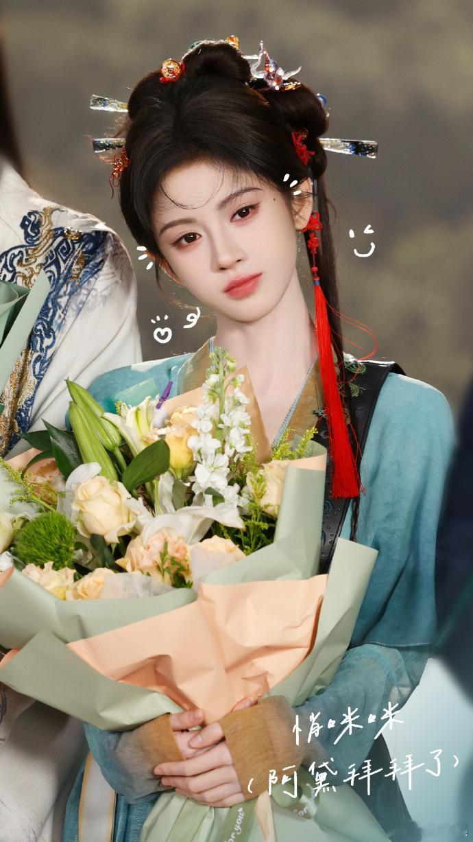 鞠婧祎《来战》杀青现场的小彩蛋藏着汗水，为贴合角色提前两月进组练锤，手臂练出隐约