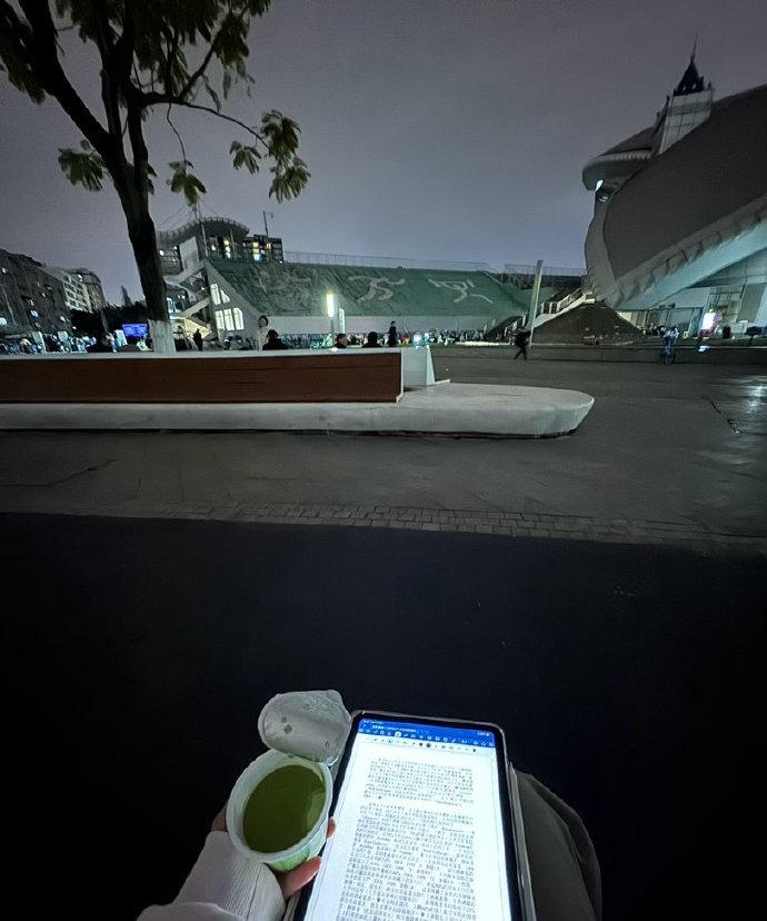 每当能这样静静坐着发呆、任由思绪飘荡的时刻，我都打心底里感谢这个地方带给我的安宁