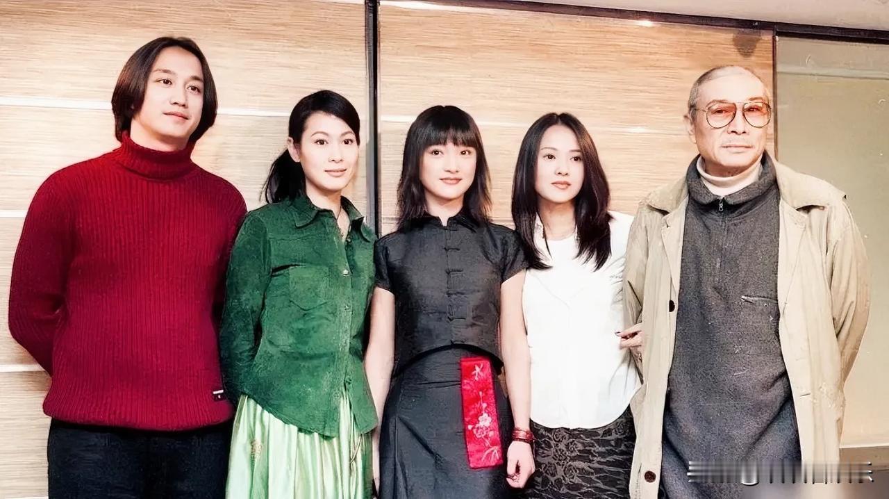 九十年代《人间四月》剧中主演同框照，
三个美女中认出周迅，好甜美，左一是随呢？有
