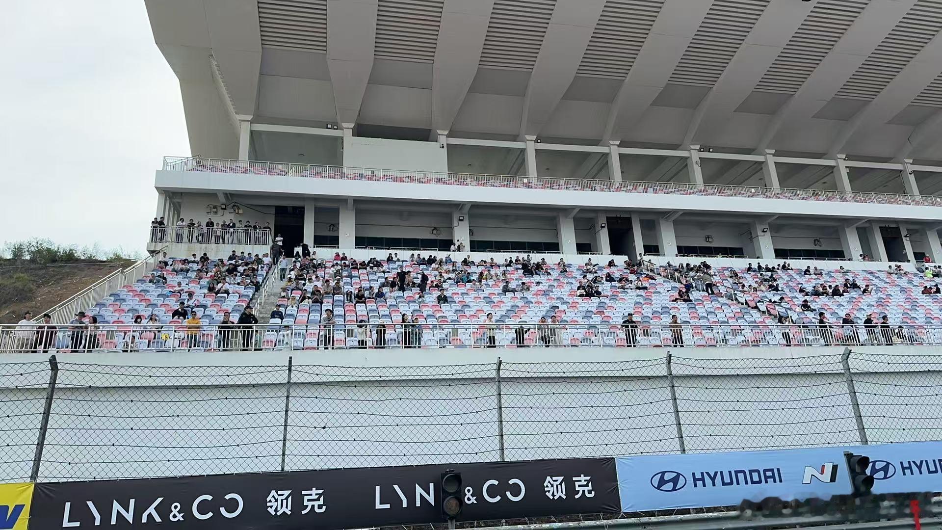 我给朋友拍看台照片 想说没有博哥也有观众…被看台朋友也拍了一张…[笑哈哈]  ​