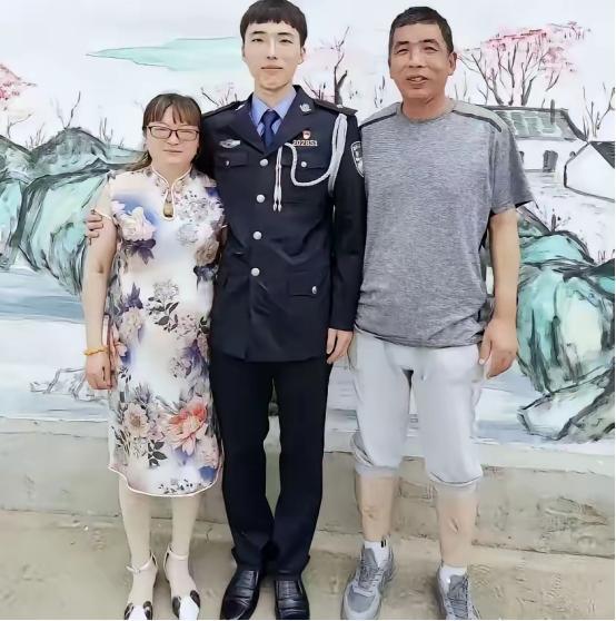 江苏一女子，儿子因公牺牲，她伤心欲绝，每天以泪洗面，2022年一天，她在商场，突