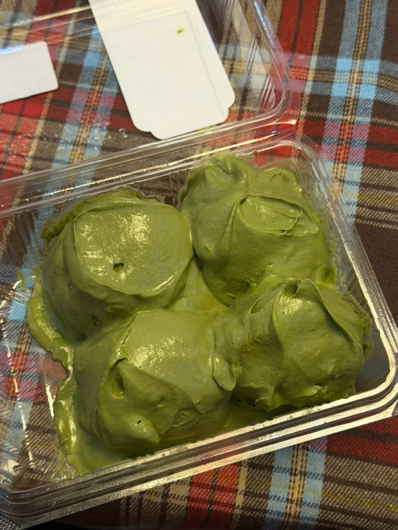 鲍师傅的抹茶奶贝吼吼吃（但某人吃了一口吐掉了说难吃的要命哈哈哈哈哈 