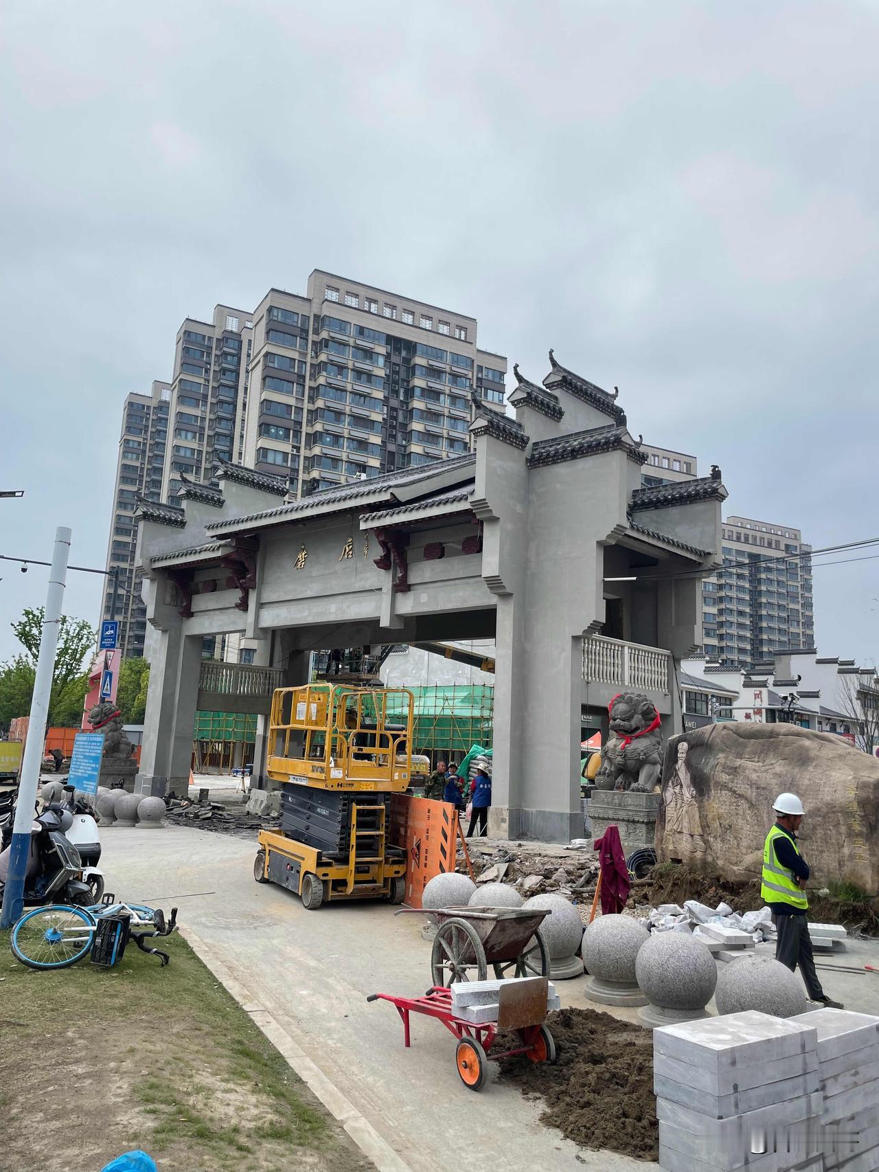 磨店的美食街二期，一边在热火朝天的改造施工，另一边的商铺还在照常营业中，而且人流