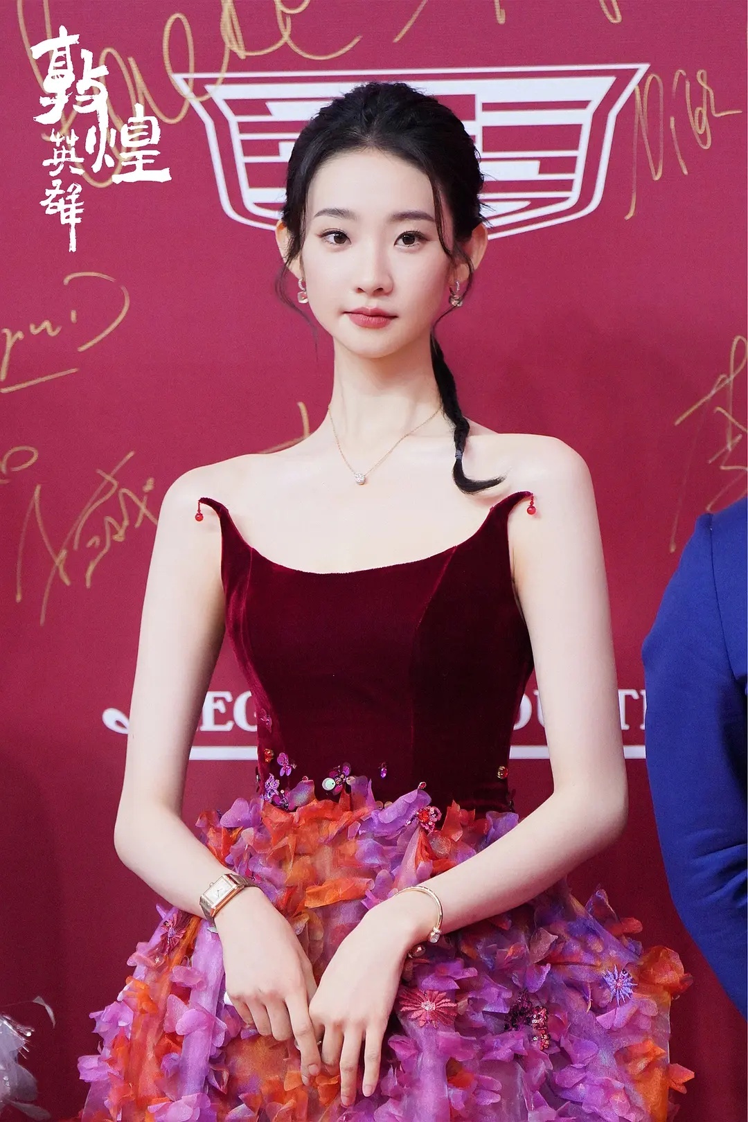 23岁的张一凡，将在《敦煌英雄》中饰演张十二娘，站在讲台上的她，特别漂亮。该影片