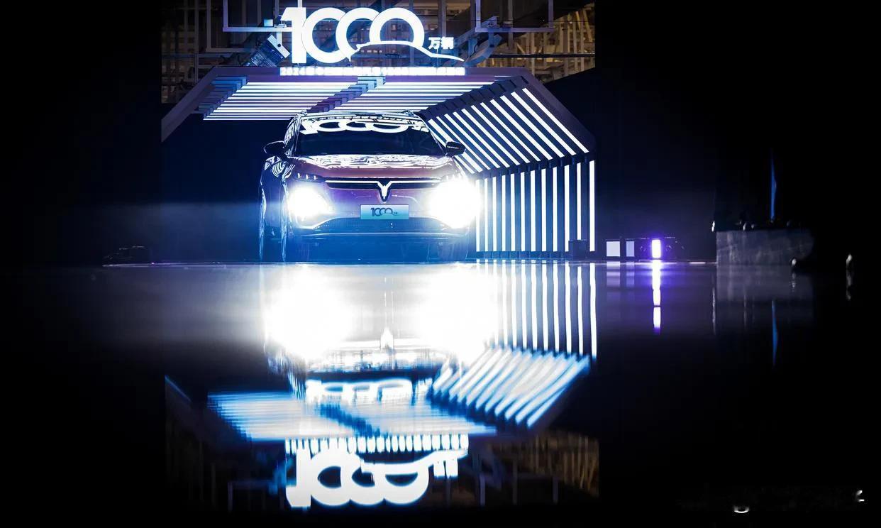 新能源汽车2024产量突破1000万辆，预计全年超1200万辆，连续9年位列第一