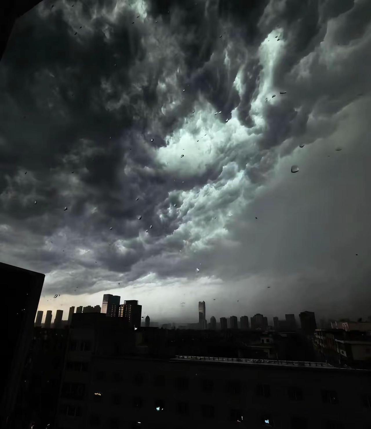 三门峡没必要学人家伦敦这么忧郁好吧。雷云风暴 百变天气 雷暴天气 极端天气事件