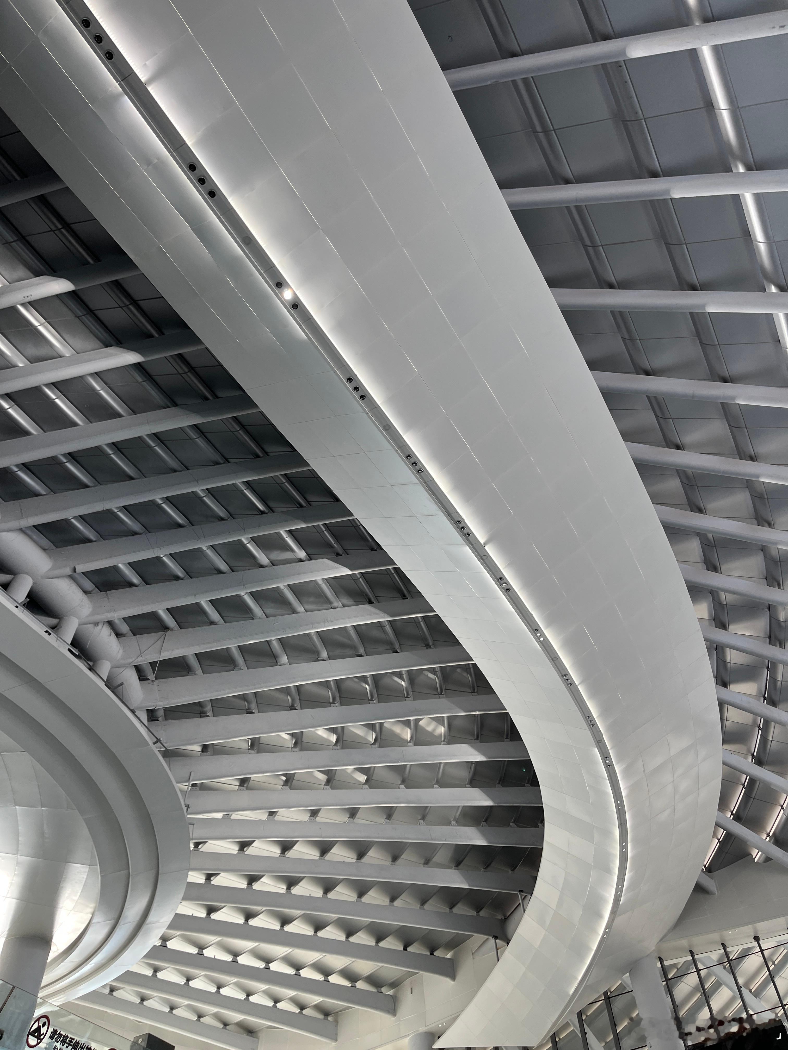 娃上学了，带婆婆来看看队友上班的地方，婆婆之前就说要来，队友说太忙，不用过来。图