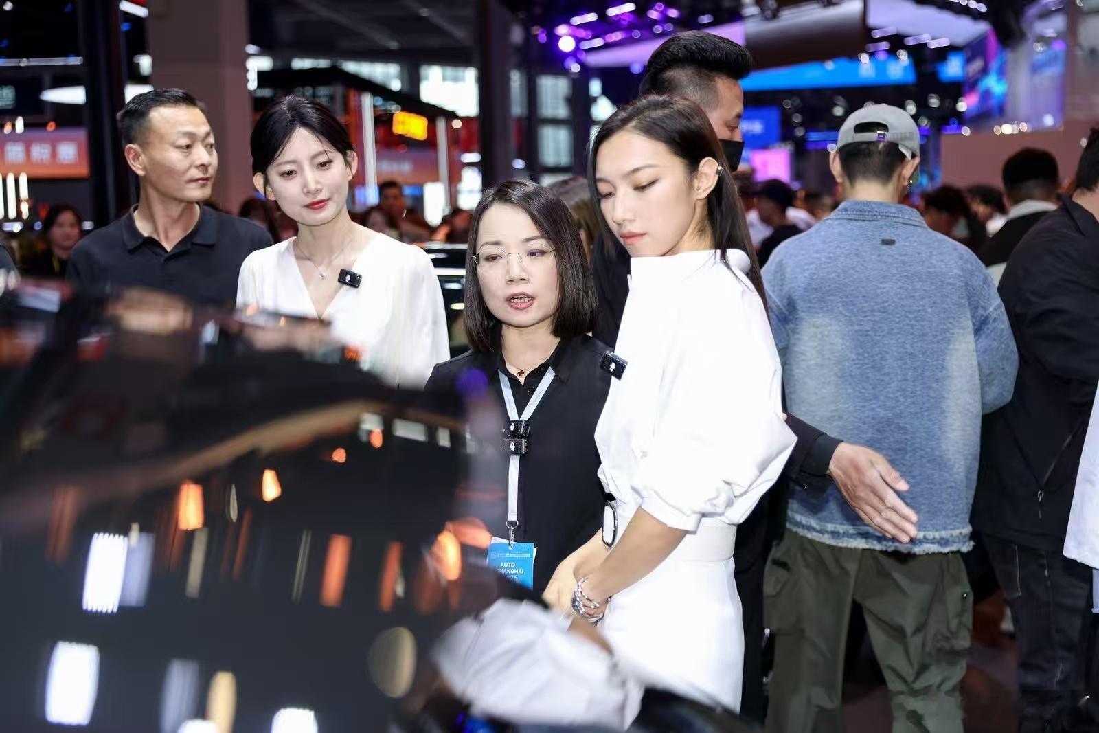 极狐汽车极结号会客厅，为那尔那茜交付新阿尔法S5800V超闪充+3.7s破百性能
