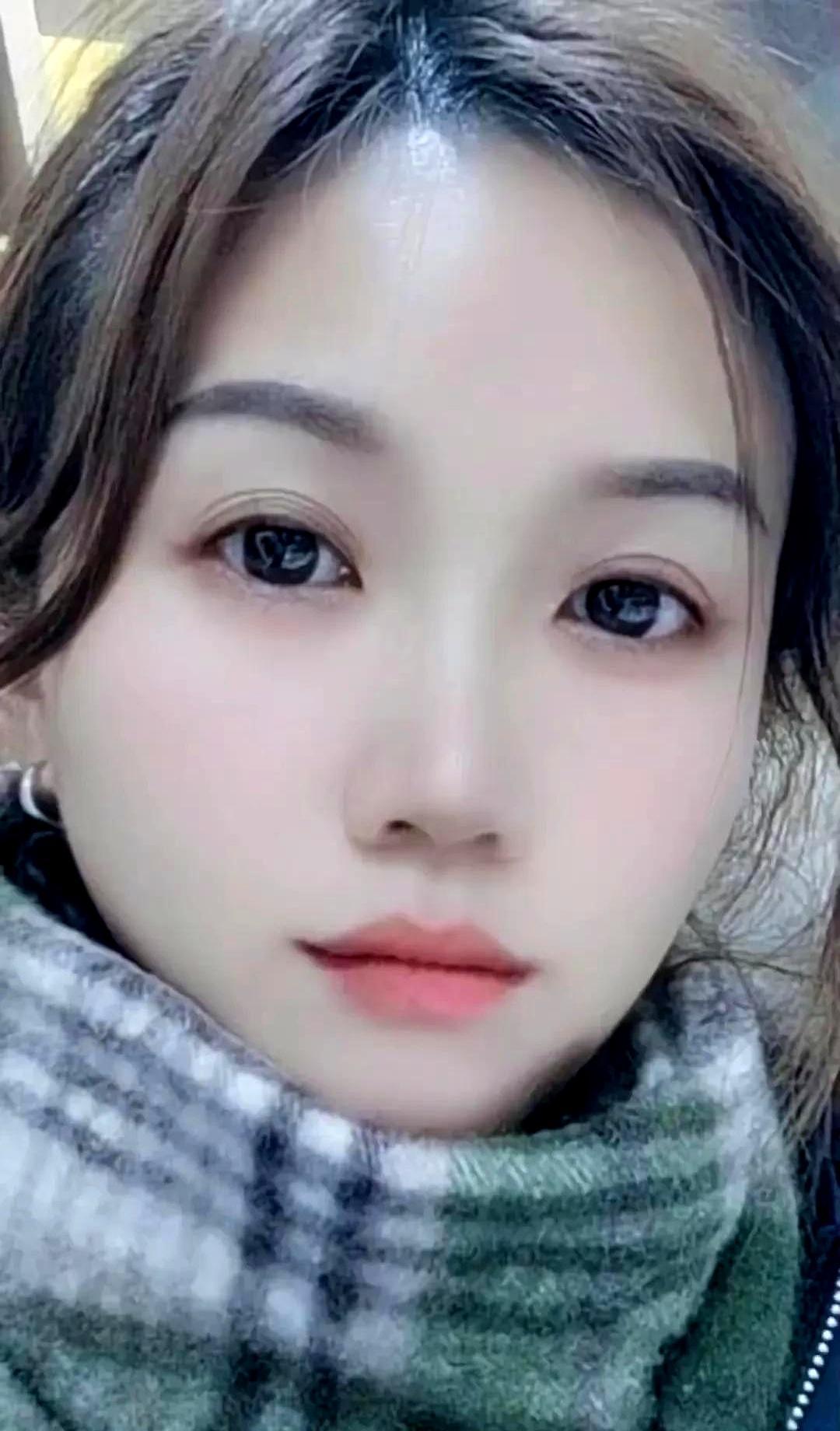 陈亚楠又回朱楼村了，但这回的气氛属实有点微妙，甚至透着一丝尴尬。
前脚大衣哥的儿