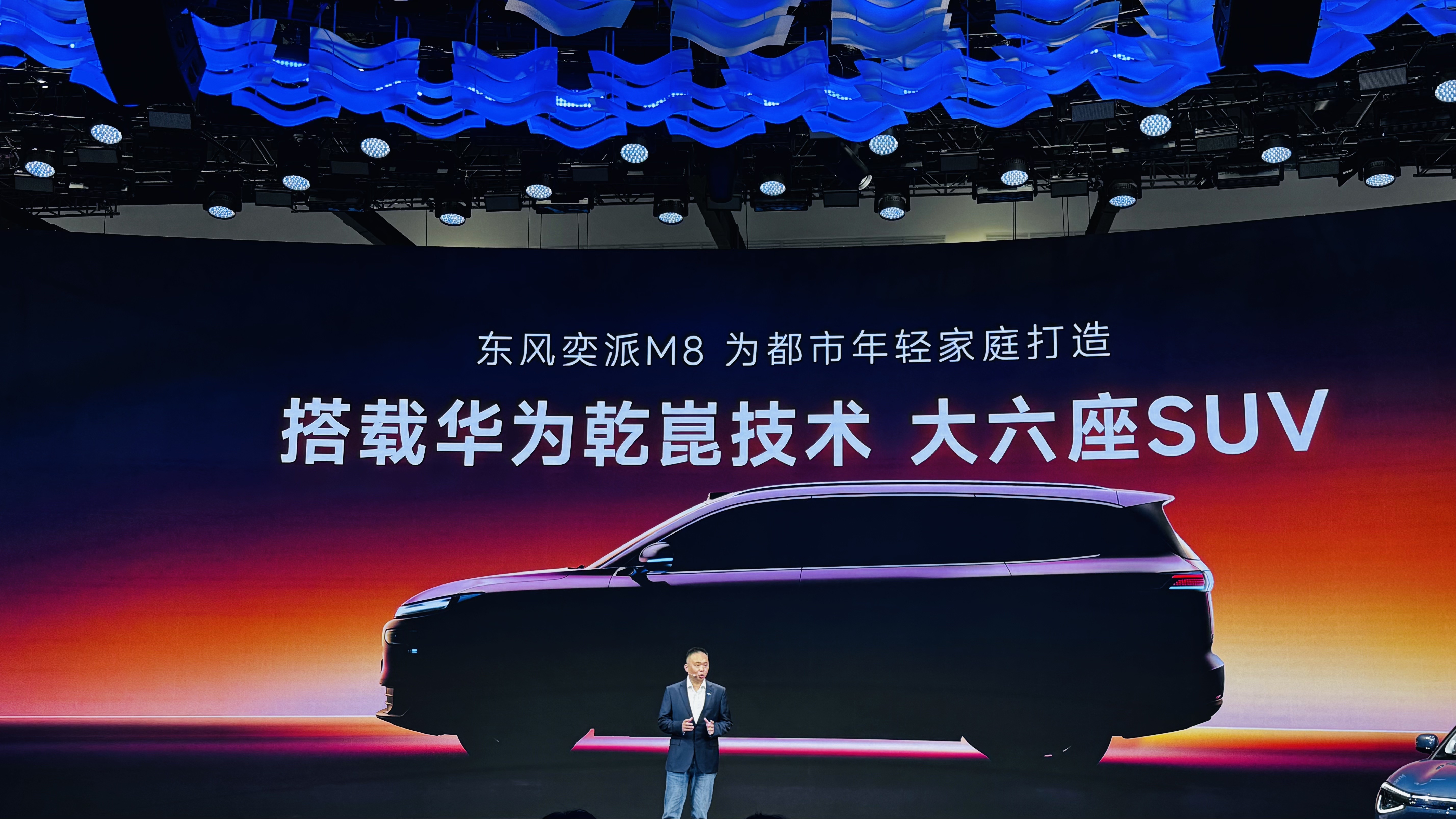 东风奕派携华为乾崑年内上新3车  奕派M8这波操作，直接把大六座SUV的门槛抬高