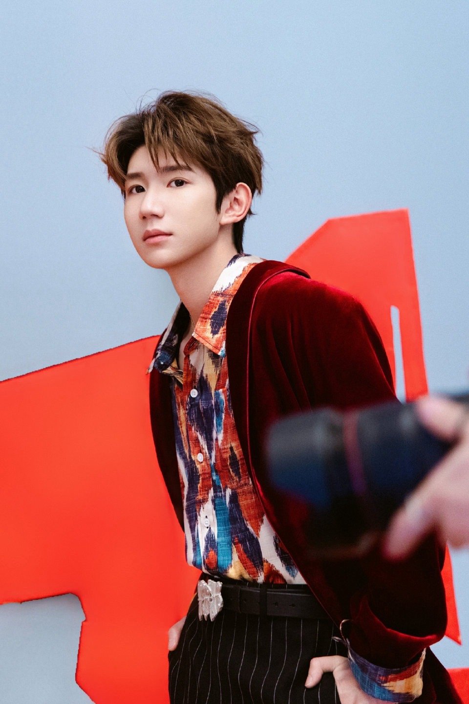 王源贺岁图王源马年新春大片🈶给去年留下一个背影，一起等待春暖花开的季节除夕快乐