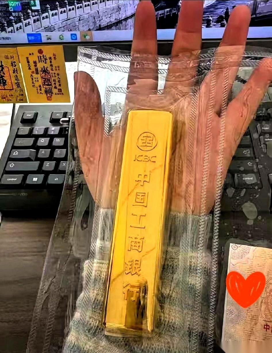 网上有个关于买金的帖子被顶上了热门，发帖人晒出自己八个月前的买入明细，大笔资金被