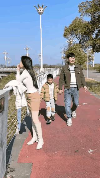 孩子天真无邪，他太聪明啦[比心][比心]
他想给爸爸找个伴，想给自己找个妈妈？没