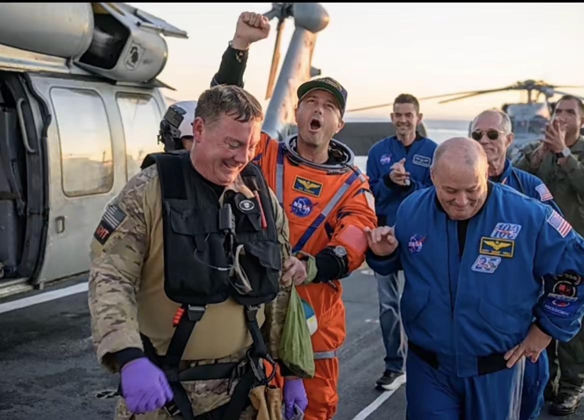 四位英雄回家一出舱门，意气风发 、大踏步地向前当猎户座飞船的舱门缓缓开启，全世界