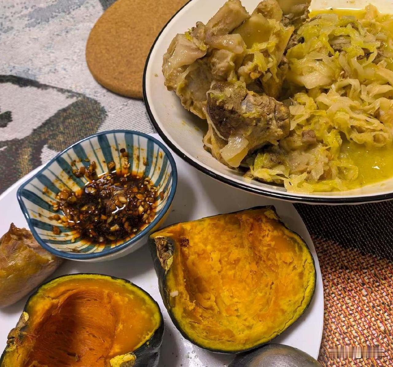 还是我妈炖的酸菜排骨好吃，不仅美味可口，而且营养丰富，小南瓜也特别的软糯香甜，妈