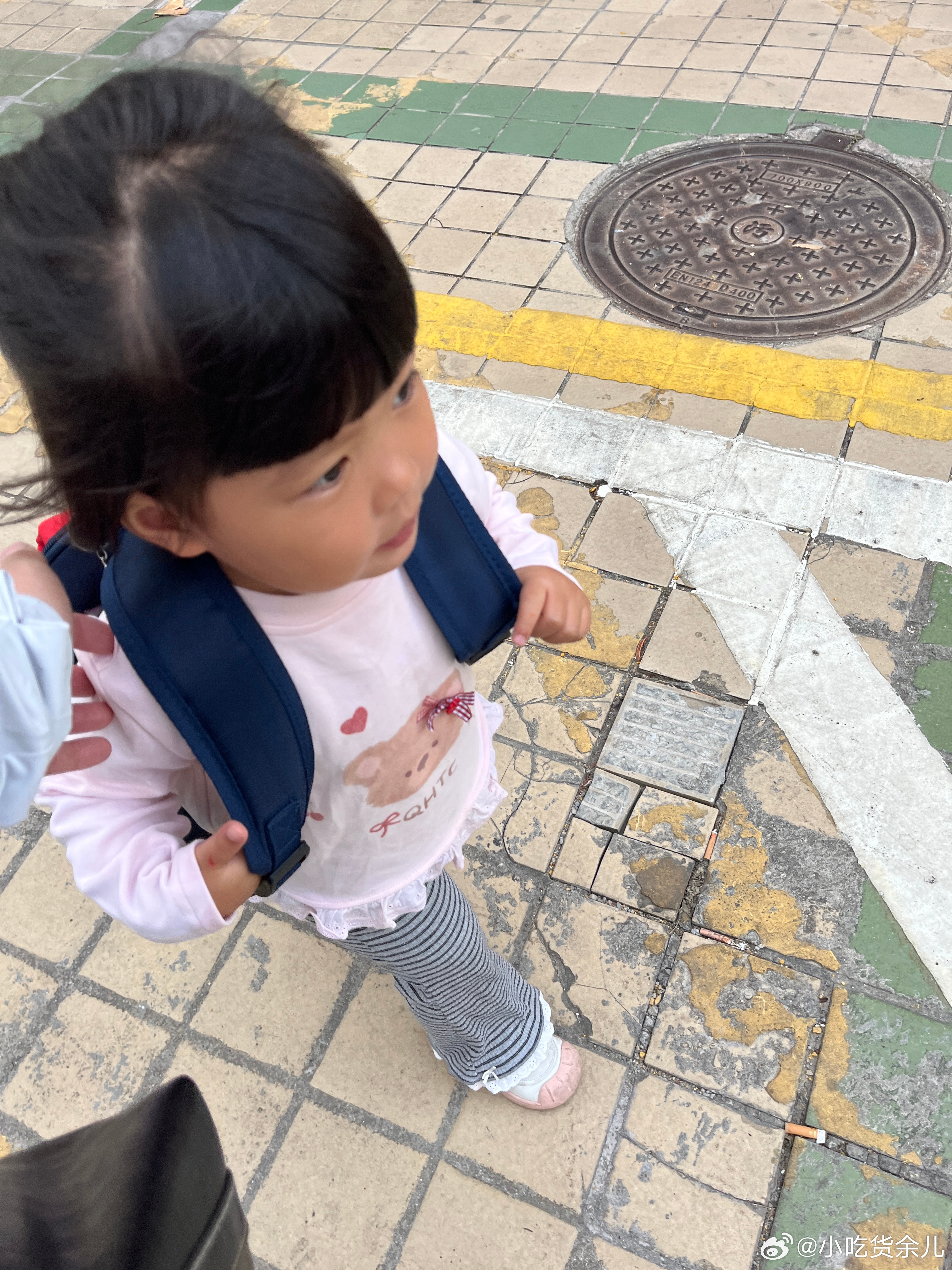 送了，很顺利，又到周末，孩子最期待的时刻。老师说她昨天中午睡觉有点咳嗽，我说让她