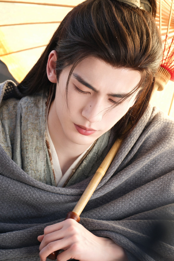 张凌赫谢征执伞张凌赫执伞照 张凌赫执伞照，张凌赫谢征执伞，张凌赫《逐玉》花絮照 