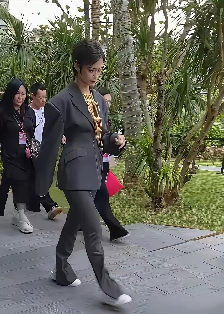 李宇春一位神一样的人物，当年很多人为了考试不挂科，居然将他的名字刻在手心里，据说