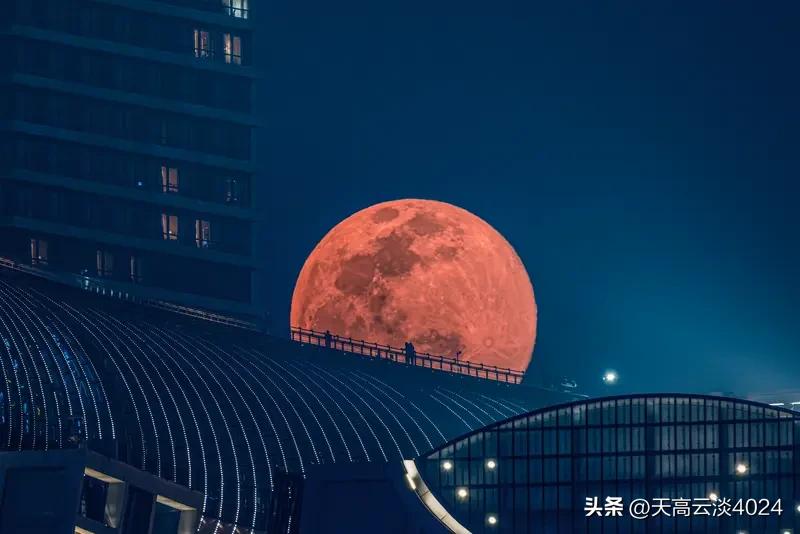 元宵节“血月”究竟是怎么回事 今年元宵节的“血月”太吸睛啦，无数人抬头见证这场宇