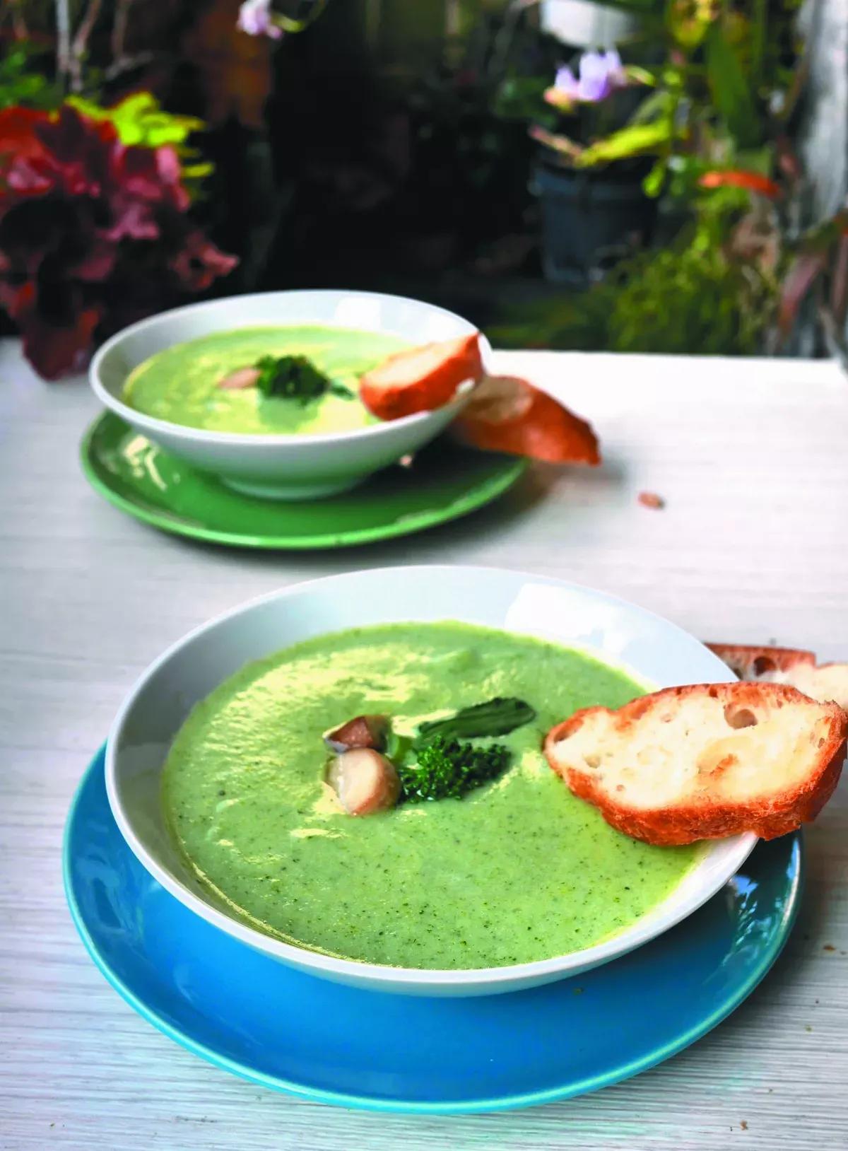 青花菜浓汤

食 材
❶青花菜半朵（约350g）、盒装豆腐1/2盒、马铃薯1个（