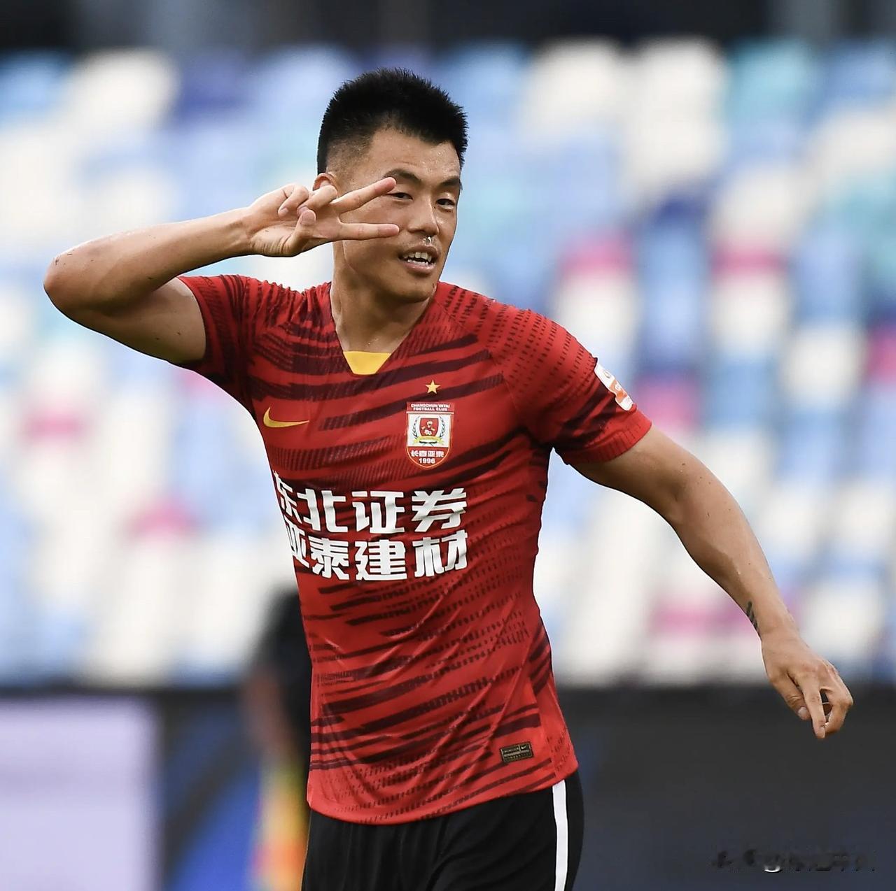 本轮中甲赛场，长春亚泰对阵对手的比赛里，谭龙再一次攻破球门。
 
转播镜头扫到他